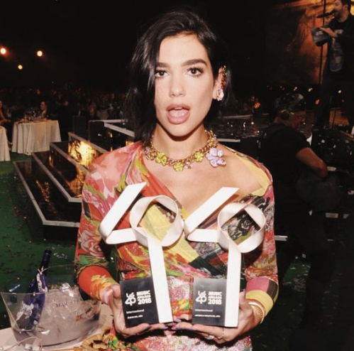 Imagem da Dua Lipa com o seu prémio