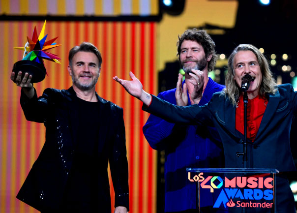 Fotografia do grupo Take That com o seu prémio