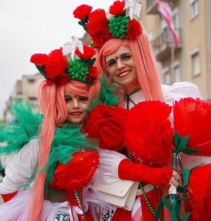 mãe e filha mascaradas de cravos