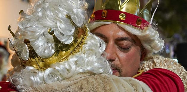 reis de carnaval a darem um abraço