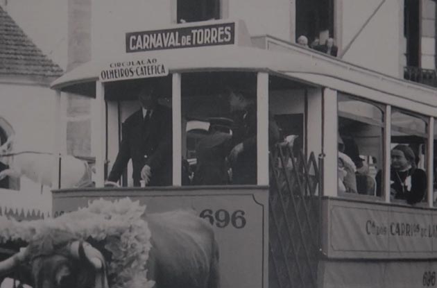 fotografia a preto e branco, do elétrico do Carnaval de Torres Vedras