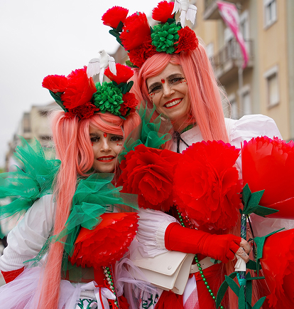 mãe e filha mascaradas de cravos