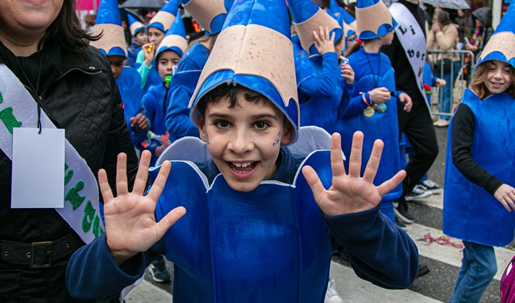 menino fantasiado de lápis azul