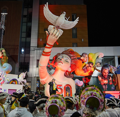 multidão e escultura monumental do carnaval