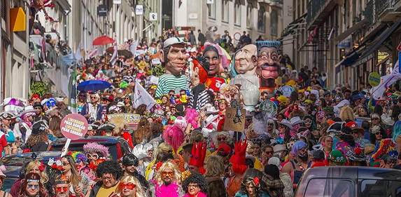 multidão nas ruas durante o Carnaval de Torres Vedras