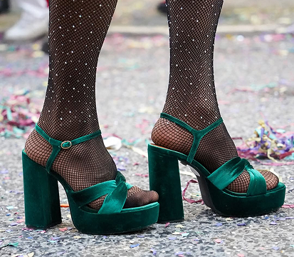 sapatos verdes de salto alto