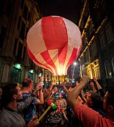 galeria de imagens img 5 pessoas a lancar um balao vermelho e branco