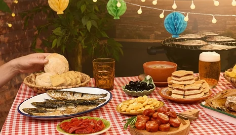 mesa com pratos de saojoao