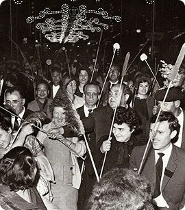 img a preto e branco com pessoas a celebrar o sao joao