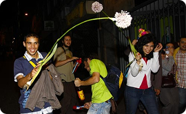 pessoas a celebrar a festa de sao joao