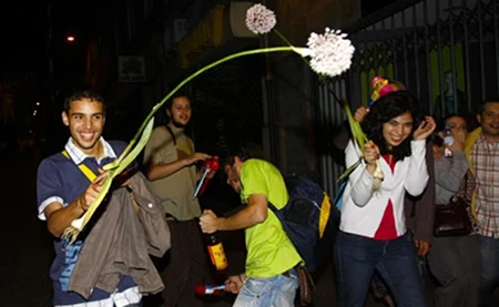 pessoas a celebrar a festa de sao joao