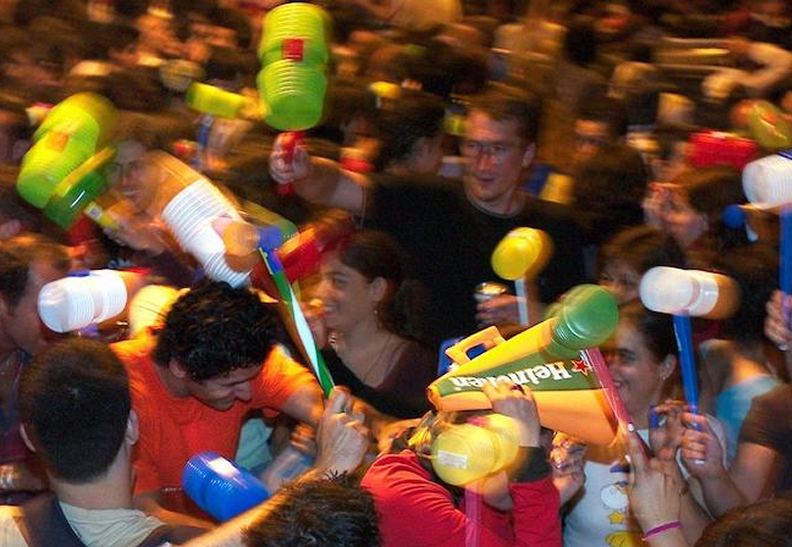 pessoas a divertirem se com martelos de s joaon1