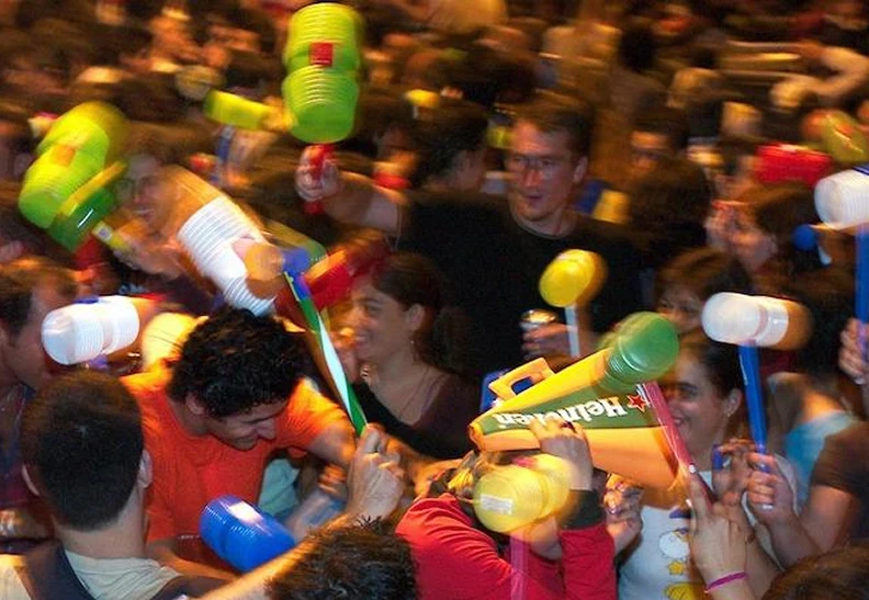 pessoas a divertirem se com martelos de s joaon1