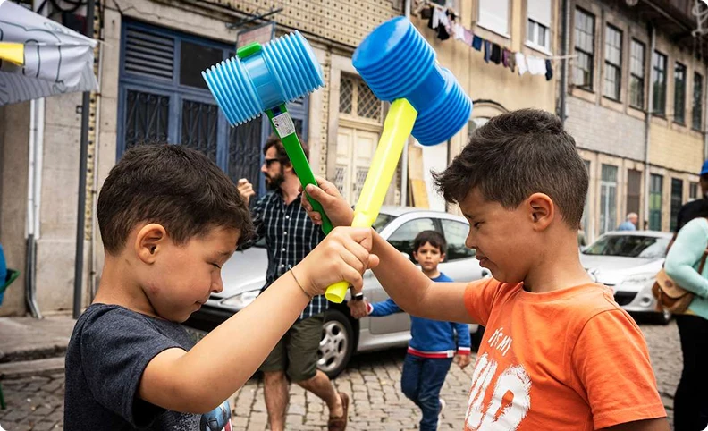 pessoas a divertirem se com martelos de s joao3