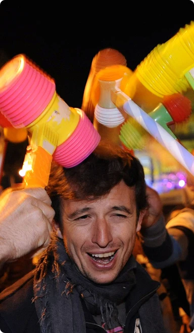 pessoas a divertirem se com martelos de s joao4