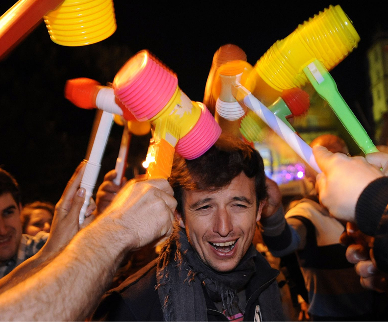 pessoas a divertirem se com martelos de s joao6