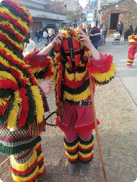 careto ajuda facanito a colocar carapuço