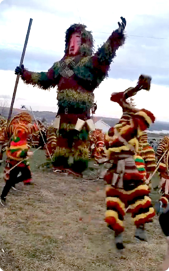 caretos a correr em volta de careto grande