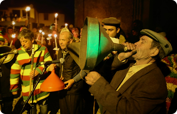 casameneiro a anunciar casamento