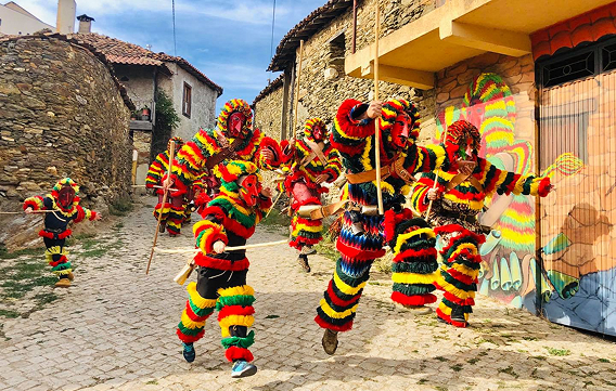 caretos a correr pelas ruas de podence