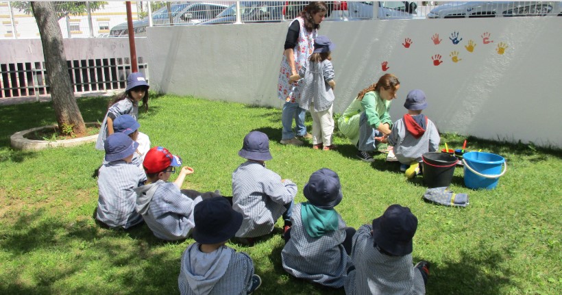 criancas a formar um circulo sentadas