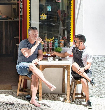 pessoas a comer mobile