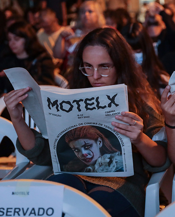 pessoas com jornal motelx mobile