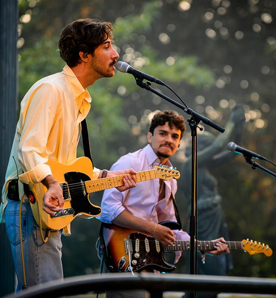 vocalista e guitarrista a atuar