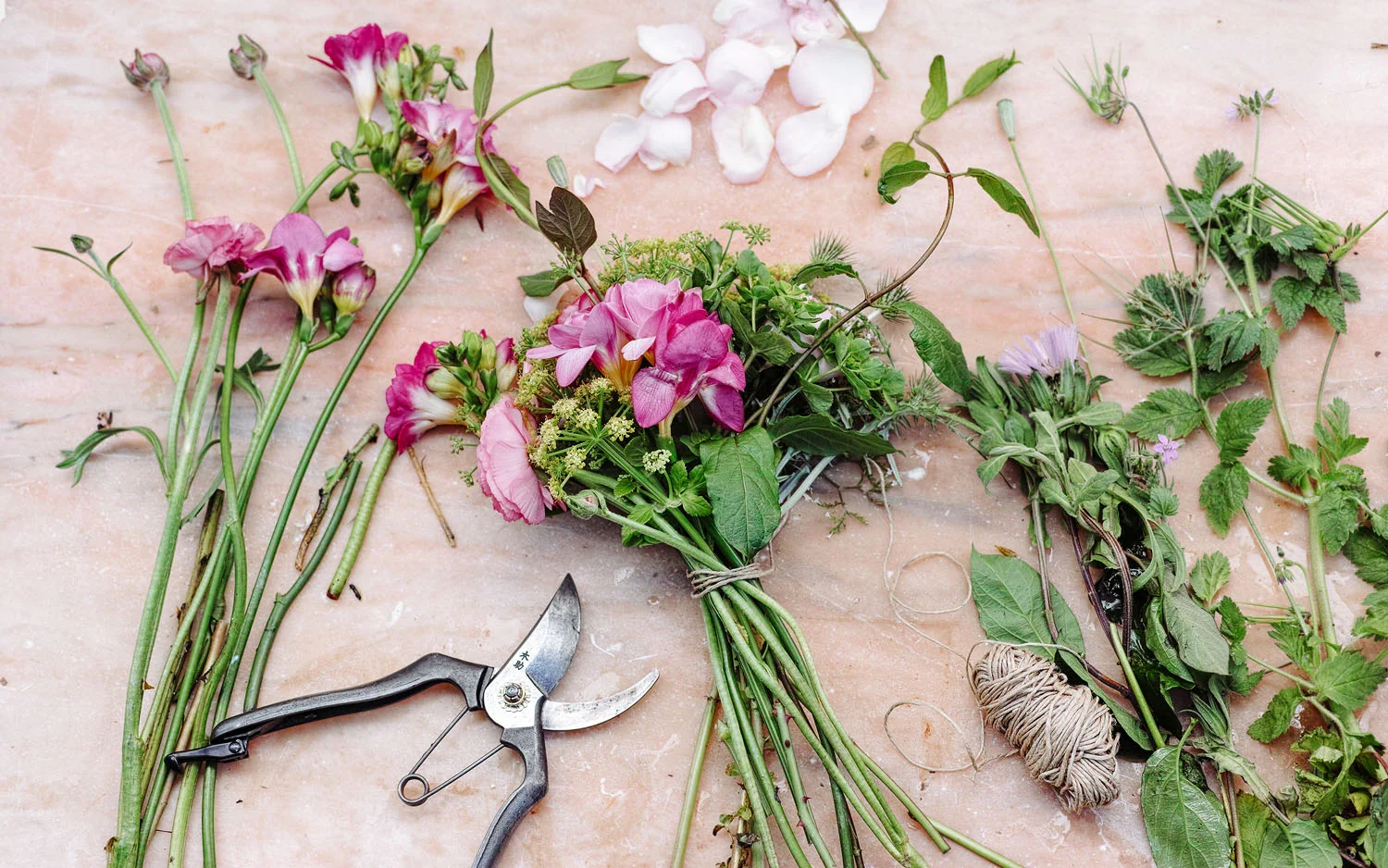 Flores e ferramentas sobre mesa