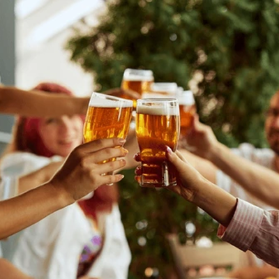 Amigos tomando AlegrIPA