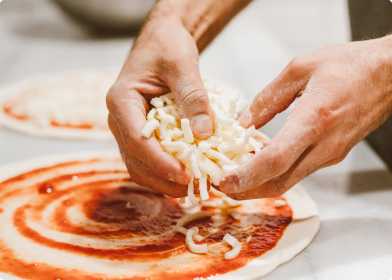 Maria e filha a preparar uma pizza
