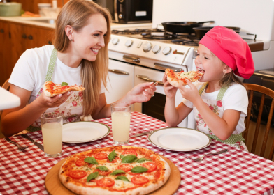 Maria e filha a preparar uma pizza