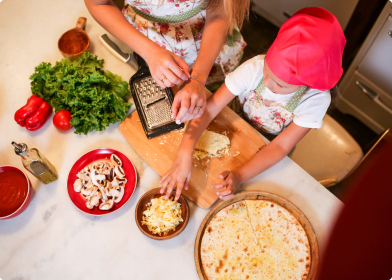 Maria e filha a preparar uma pizza