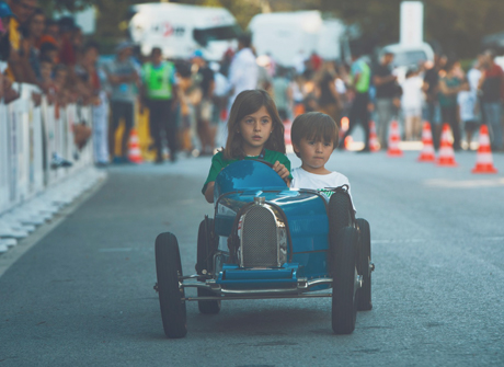 Ajuntamento de pessoas com os seus carros