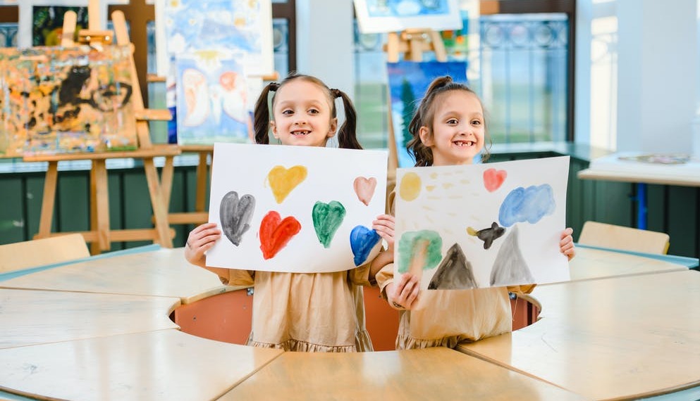 irmãs com desenhos