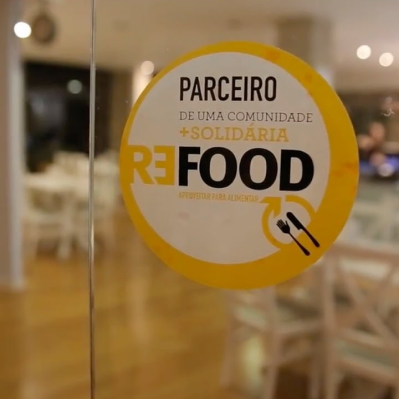 Simbolo refood para parceiros num vidro